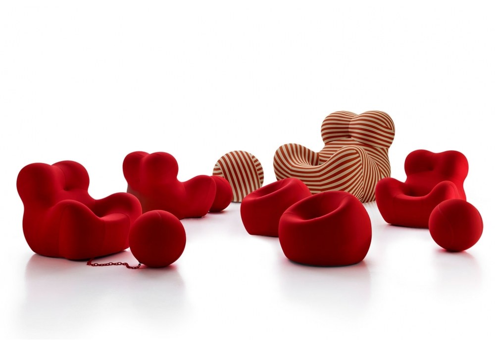 Collezione di poltrone e pouf di design, rossi e a righe, su fondo bianco