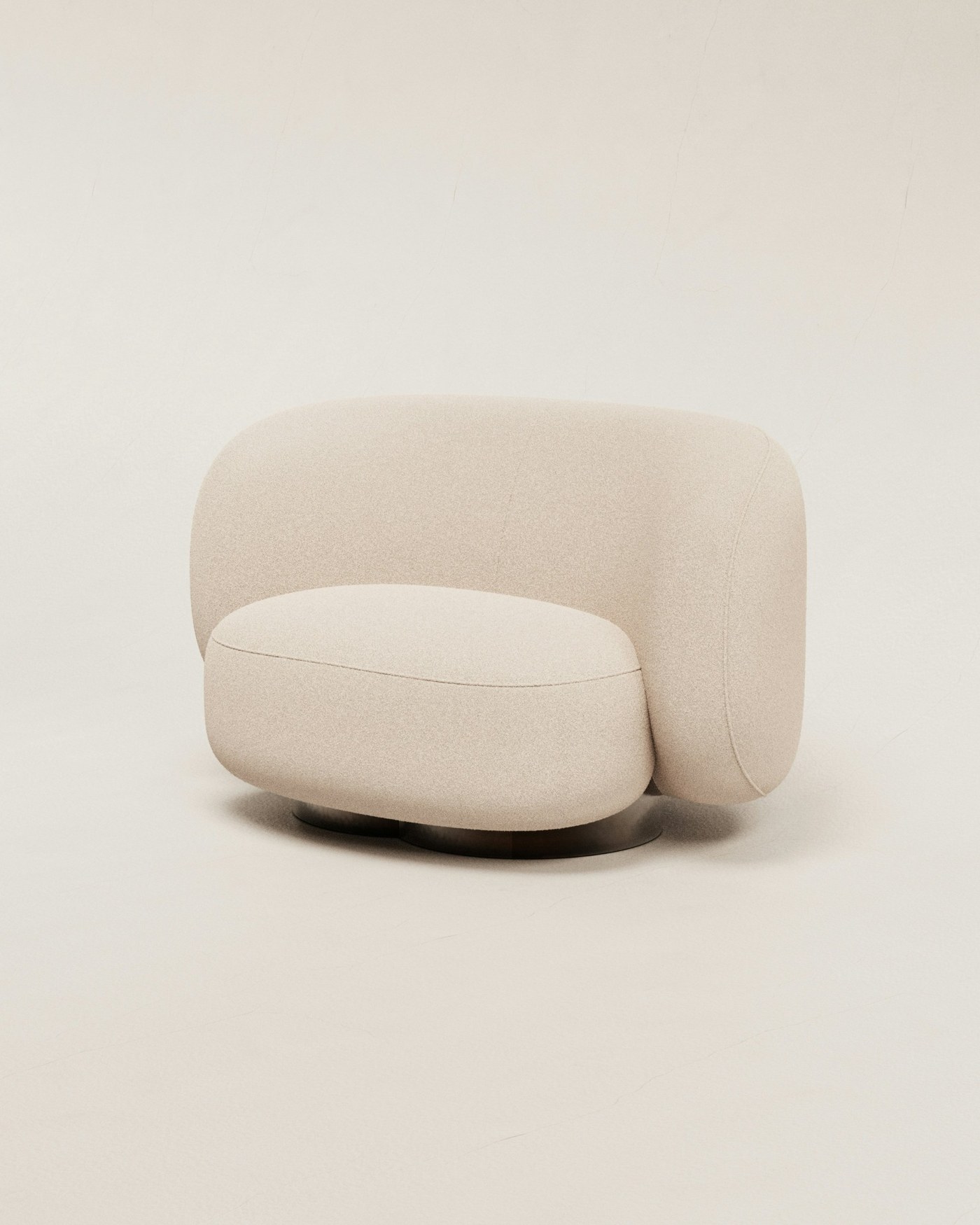 Poltrona girevole con rivestimento in bouclé color crema e base in metallo